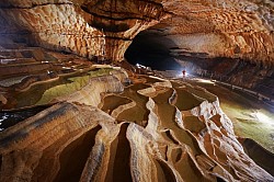 Nummer 04 / De grot van Saint Marcel d`Ardeche is een grot die sinds 1934 is geclassificeerd vanwege zijn stalagmieten en zijn prehistorische kenmerken. het presenteert een grootte van in totaal 57 km. Hierdoor behoort dit ook tot 1 van de langste grotten uit Europa. De grot is uitgesleten door de rivier Ardèche, die vier meter onder de grot doorstroomt.