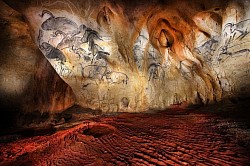 Nummer 03 / De grot van Chauvet-Pont d`Arc onlangs ontdekt in 1994 door Jean-Marie Chauvet brengt je terug naar een wereld van 33500 jaar tot 37000 jaar oud. Zoals te zien op de afbeelding ziet u ontzettend oude geschrifte staan. De uitleg en meer details hierover ontdekt u met deze fantastische reis door de grot.